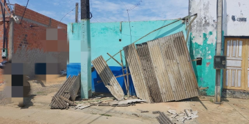 MACHADINHO: CAMINHÃO DERRUBA POSTE E CAUSA DANOS EM RESIDÊNCIA NO CENTRO DA CIDADE