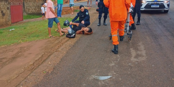 Jaru: homem empina moto, foge da polícia e causa acidente com mãe e filho