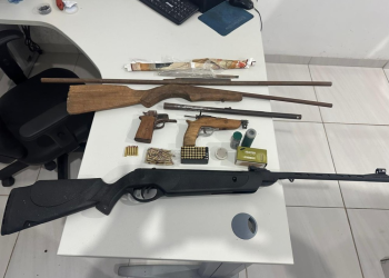 Após denúncia de ameaça, Polícia Militar encontra armas e materiais suspeitos dentro de residência em Theobroma