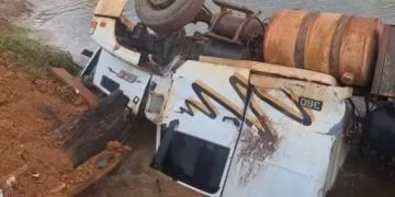 Carreta carregada com soja tomba e cai dentro de rio em área rural