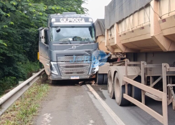 Jaru: Carretas colidem na “Curva da Morte” na BR-364