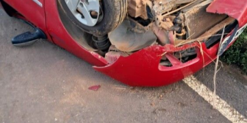 Jaru: Fiat Palio perde o controle e capota em rua do setor 06