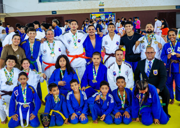 A equipe Judô PM Mirim de Machadinho iniciou a temporada 2026 com participação expressiva na 1ª etapa do Campeonato Estadual promovido pela LIJER, realizada nos dias 18 e 19 de abril, no município de Rolim de Moura.