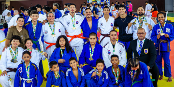 A equipe Judô PM Mirim de Machadinho iniciou a temporada 2026 com participação expressiva na 1ª etapa do Campeonato Estadual promovido pela LIJER, realizada nos dias 18 e 19 de abril, no município de Rolim de Moura.