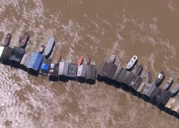 Duas pessoas desaparecem após draga de garimpo afundar no rio Madeira, em Porto Velho