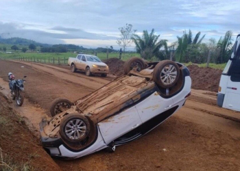 Veículo capota após motorista perder controle em estrada rural em Governador Jorge Teixeira