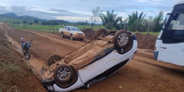Veículo capota após motorista perder controle em estrada rural em Governador Jorge Teixeira