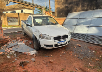 Motorista perde controle de veículo e invade residência no Setor 01em Jaru