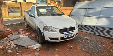 Motorista perde controle de veículo e invade residência no Setor 01em Jaru