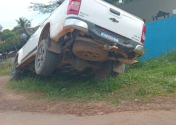 Condutor erra conversão e quase capota caminhonete no Setor 08 em Jaru