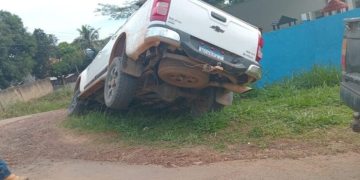 Condutor erra conversão e quase capota caminhonete no Setor 08 em Jaru
