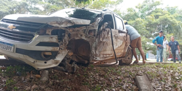 Condutor embriagado tenta ultrapassagem proibida e provoca colisão com carreta na BR-364