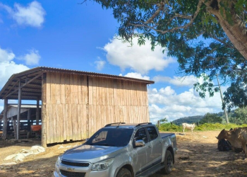 Criminoso armado invade propriedade rural, amarra vítimas e rouba armas e motocicleta em Governador Jorge Teixeira
