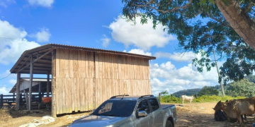Criminoso armado invade propriedade rural, amarra vítimas e rouba armas e motocicleta em Governador Jorge Teixeira