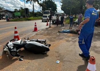 Motociclista fica ferido após colisão com caminhonete na BR-364