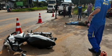 Motociclista fica ferido após colisão com caminhonete na BR-364