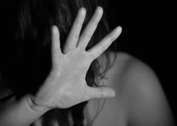 Homem é preso por manter ex-esposa em cárcere na frente dos filhos em RO