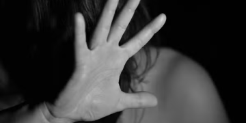 Homem é preso por manter ex-esposa em cárcere na frente dos filhos em RO