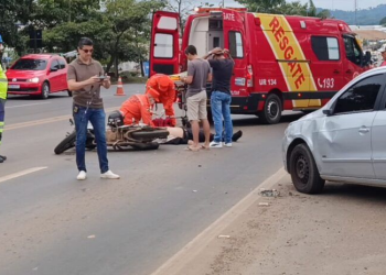 Motociclista fica ferido após colisão com carro na BR-364