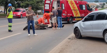 Motociclista fica ferido após colisão com carro na BR-364