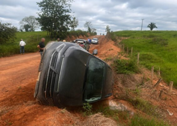 Caminhonete sai da pista e tomba em estrada rural de Theobroma; ocupantes foram levados ao hospital