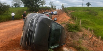 Caminhonete sai da pista e tomba em estrada rural de Theobroma; ocupantes foram levados ao hospital
