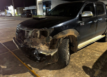 Caminhonete desgovernada invade calçada e atinge veículo estacionado