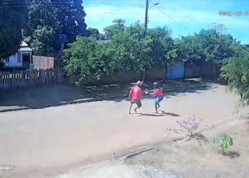 MACHADINHO: Veja vídeo de homem que tentou matar outro a facadas no bairro Bom Futuro neste sábado