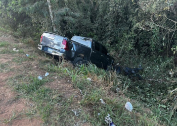 Hilux capota às margens da BR-364 após motorista tentar evitar colisão traseira