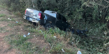 Hilux capota às margens da BR-364 após motorista tentar evitar colisão traseira