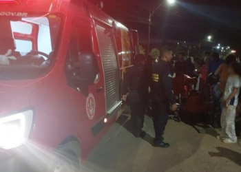 Colisão entre carro e motocicleta deixa mulher e criança feridas em cruzamento