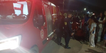 Colisão entre carro e motocicleta deixa mulher e criança feridas em cruzamento