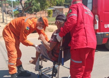 Idoso de 84 anos cai enquanto empurrava bicicleta e é socorrido pelo Corpo de Bombeiros
