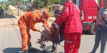 Idoso de 84 anos cai enquanto empurrava bicicleta e é socorrido pelo Corpo de Bombeiros