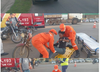 Motociclista fica ferida após colisão com carro na BR-364