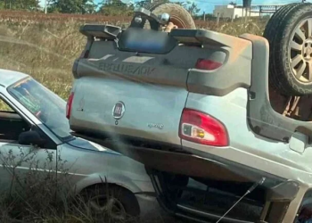 Três veículos se envolvem em acidente e caminhonete capota em Rondônia