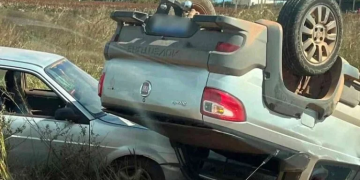 Três veículos se envolvem em acidente e caminhonete capota em Rondônia