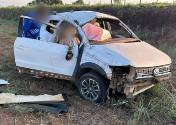 Jovem fica em estado grave após capotamento provocado por bombinhas na BR-429