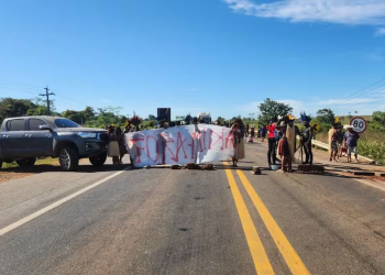 Indígenas bloqueiam trecho da BR-364 para cobrar melhorias na saúde em aldeias de RO