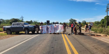Indígenas bloqueiam trecho da BR-364 para cobrar melhorias na saúde em aldeias de RO