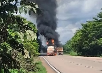 Jaru: Carretas colidem de frente e pegam fogo na BR 364