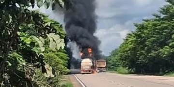 Jaru: Carretas colidem de frente e pegam fogo na BR 364