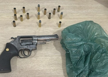 Homem é preso com revólver e acaba autuado após suposta tentativa de subornar policiais em Tarilândia