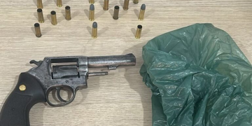 Homem é preso com revólver e acaba autuado após suposta tentativa de subornar policiais em Tarilândia