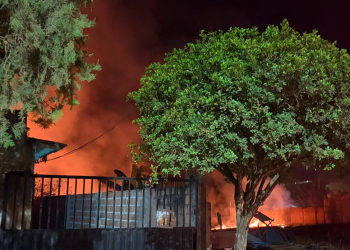 Bombeiros controlam incêndio em terreno baldio próximo a residências em Machadinho d’Oeste