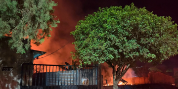 Bombeiros controlam incêndio em terreno baldio próximo a residências em Machadinho d’Oeste