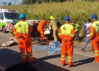 Grave acidente entre carro e carreta deixa um morto e interdita a BR-364 em Ouro Preto do Oeste