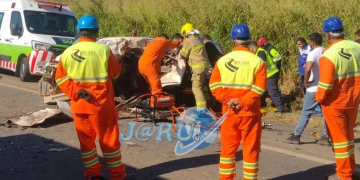 Grave acidente entre carro e carreta deixa um morto e interdita a BR-364 em Ouro Preto do Oeste