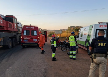 Motociclista tenta ultrapassar pelo acostamento, cai e sofre fratura exposta na Br-364 em Jaru