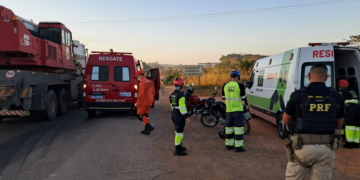 Motociclista tenta ultrapassar pelo acostamento, cai e sofre fratura exposta na Br-364 em Jaru